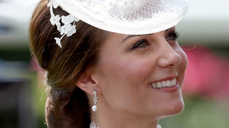 Kate deslumbrou no primeiro dia do Royal Ascot num elegante vestido branco Alexander McQueen.