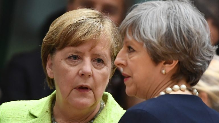 A proposta de Theresa May foi apresentada esta quinta-feira numa cimeira do Conselho Europeu em Bruxelas