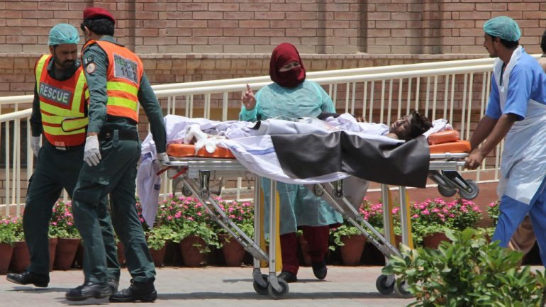 Uma vítima é transportada para um hospital da região