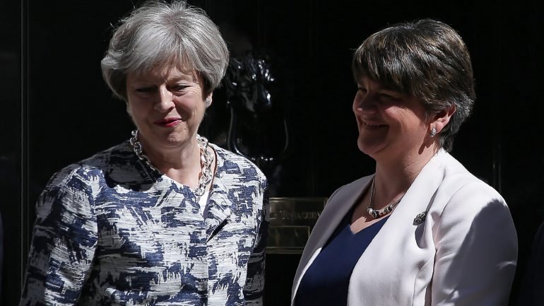 Theresa May terá acordado no envio de largas verbas monetárias para a Irlanda do Norte