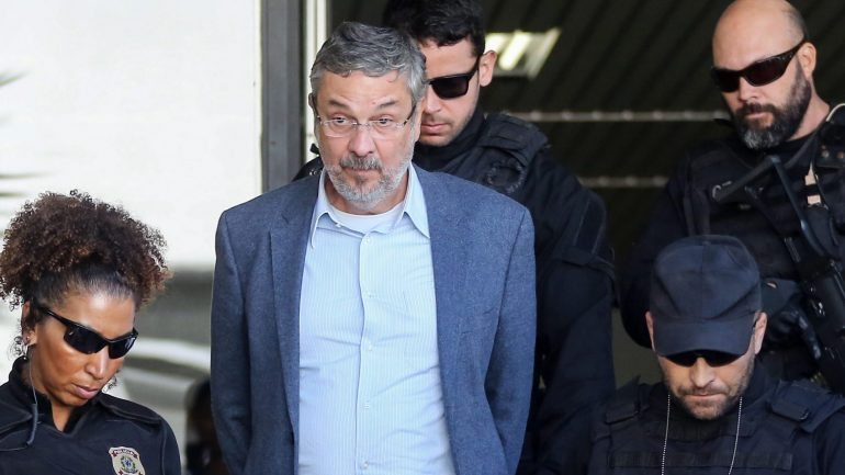 A sentença foi feita pelo juiz Sérgio Moro, que tutela os casos de corrupção da Petrobras em primeira instância