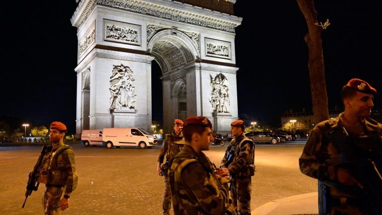 A 20 de abril, um homem abriu fogo junto ao Arco do Triunfo, em Paris