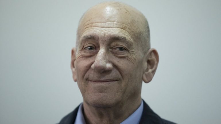 Chefe de governo de 2006 a 2009, Olmert cumpria 18 meses de cadeia