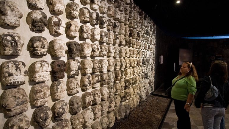 Os crânios estavam cobertos de cal e haviam milhares de fragmentos no edifício perto do Templo Mayor, um dos principais templos da capital asteca Tenochtitlan, que é agora conhecida como Cidade do México