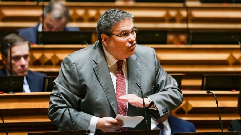 O deputado do PSD Carlos Abreu Amorim afirmou que este pedido dos juízes a António Costa é um &quot;atestado de incompetência&quot; à ministra da Justiça
