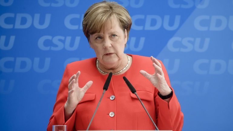 Merkel afirmou, no parlamento alemão, que &quot;aqueles que acreditam que podem resolver os problemas do mundo através do protecionismo e isolacionismo comentem um erro enorme&quot;