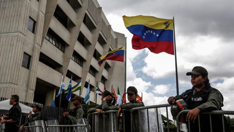 Na Venezuela, as manifestações a favor e contra o Presidente Nicolás Maduro intensificaram-se desde 1 de abril