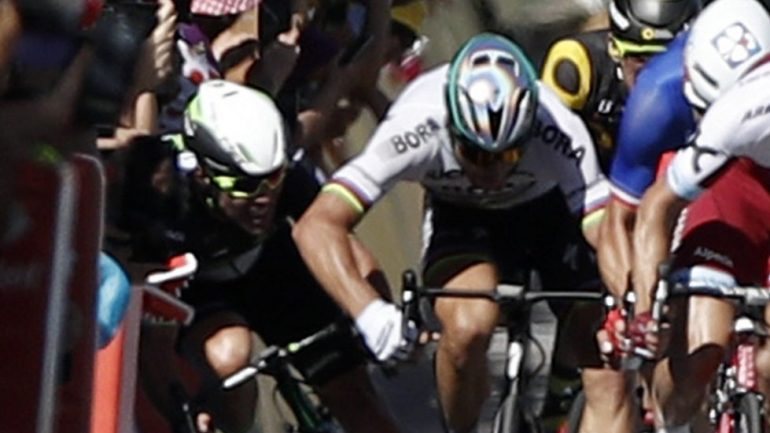 Mark Cavendish acabou por desistir da Volta devido a uma fratura do ombro direito provocada pela queda