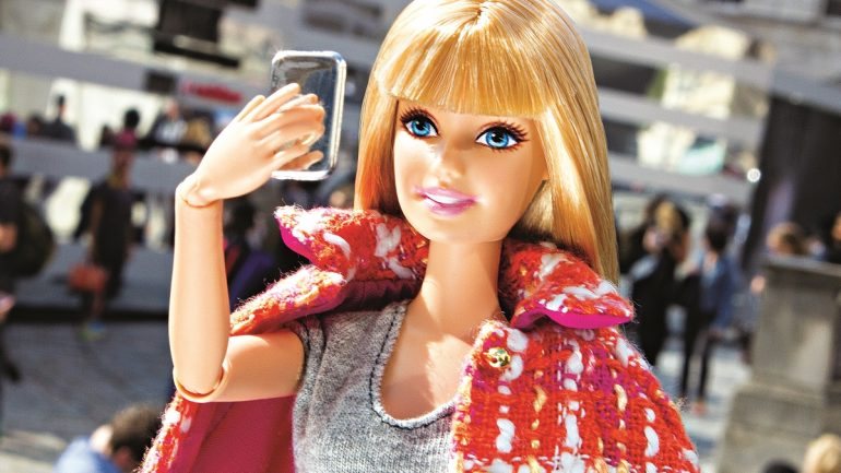 O estilo da Barbie já era um sucesso no Instagram e agora deu um livro –  Observador