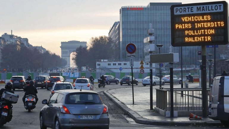 Paris já tem medidas impostas à circulação para impedir a concentração de poluição no centro da cidade