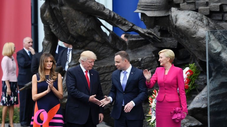 Donald Trump e o presidente polaco encontravam-se num palco acompanhados das suas mulheres