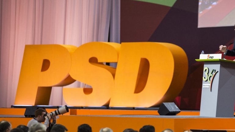 Proposta para eleger líder do partido num modelo de eleições primárias tem ganho apoiantes, mas ainda divide o PSD