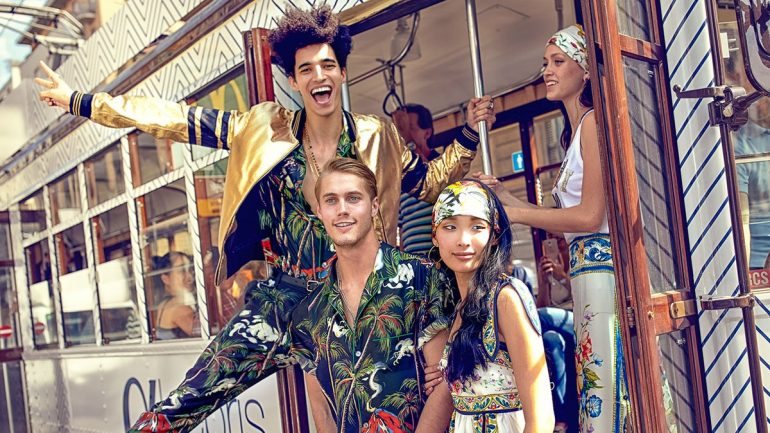 Luís Borges, com outros três modelos, na campanha da linha Capri da Dolce & Gabbana.