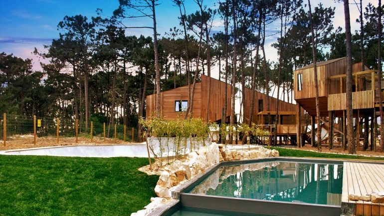 O eco resort Bukubaki acabou de abrir em Peniche e inclui sete casas no meio das árvores.