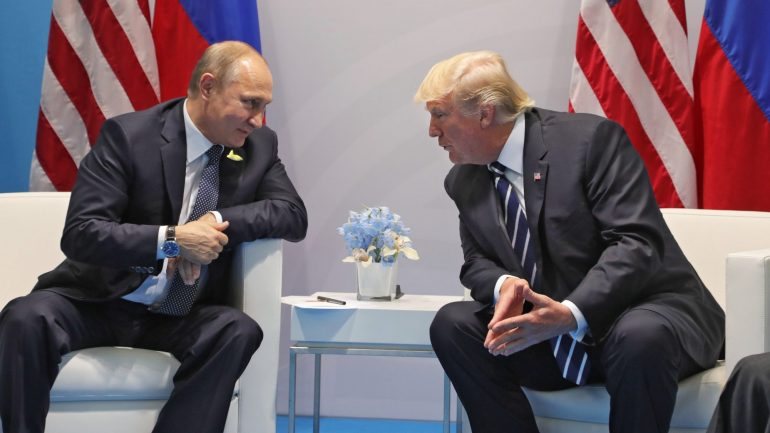 Após a reunião bilateral que manteve com Putin na sexta-feira, à margem da Cimeira do G20 em Hamburgo, Donald Trump afirmou que &quot;está na altura de avançar e trabalhar construtivamente com a Rússia&quot;