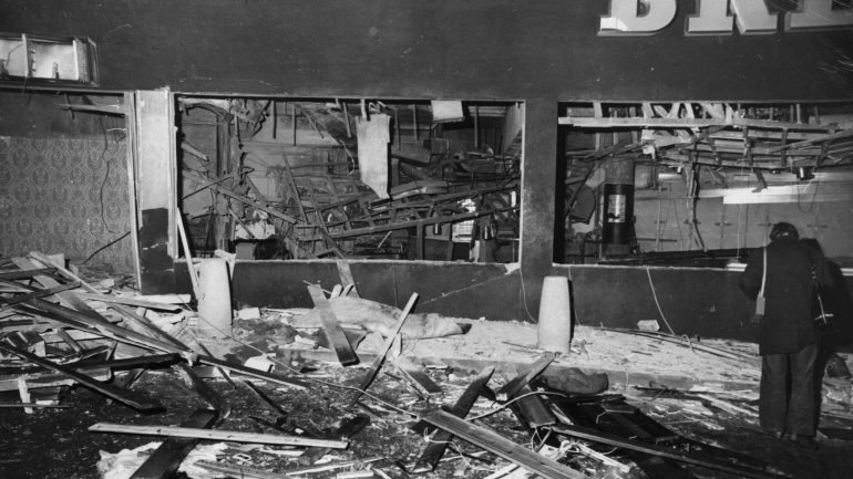 Explosão da primeira bomba no Mulberry Bush causou dez mortos, dezenas de feridos e um enorme rastro de destruição