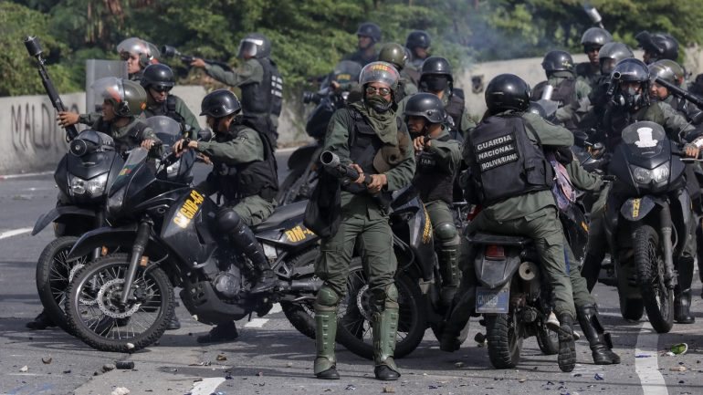 A imprensa venezuelana dá conta de que quatro pessoas foram feridas, por armas de fogo