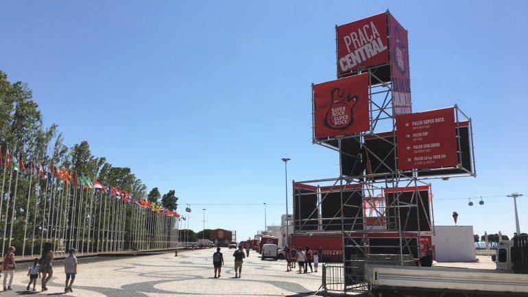 Esta terça e quarta-feira, na zona entre o Pavilhão de Portugal e o MEO Arena, ultimam-se os preparativos para o SBSR