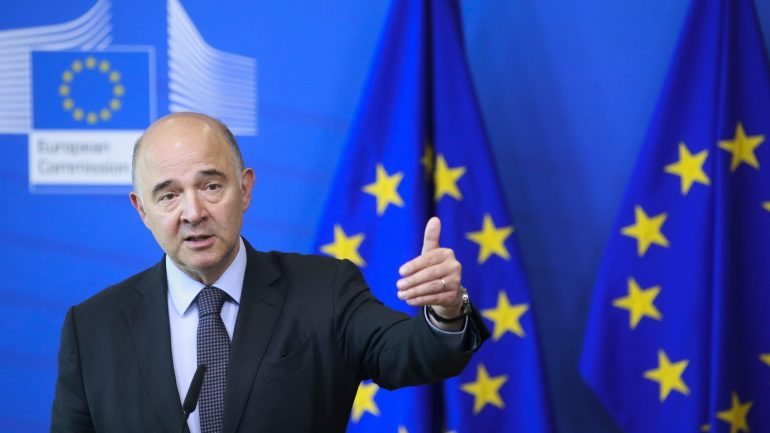 Pierre Moscovici falava Numa conferência de imprensa sobre a decisão desta quarta-feira do executivo comunitário de recomendar ao Conselho Ecofin o encerramento do PDE à Grécia