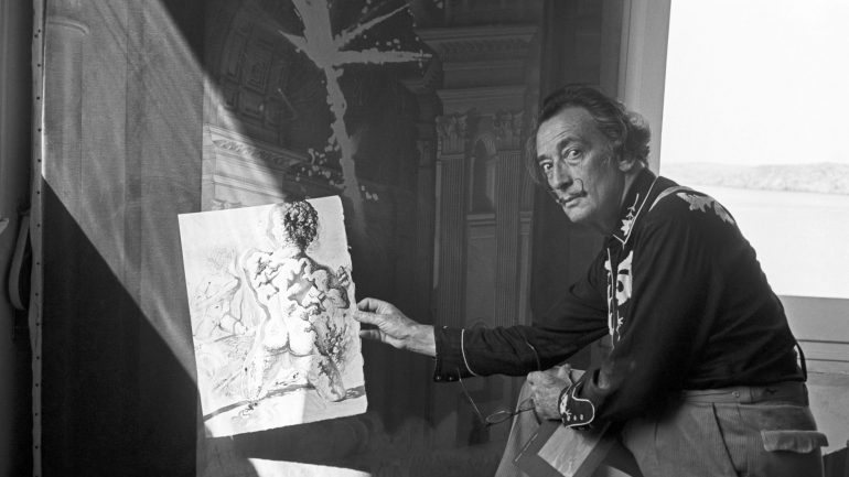 O corpo de Salvador Dalí, que morreu a 23 de janeiro de 1989, foi sepultado no Teatro-Museu Dalí de Figueres