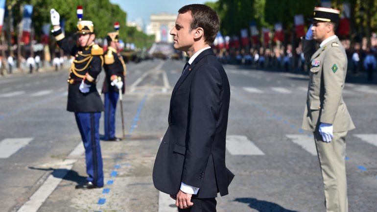 Macron falava ao lado do Presidente norte-americano, Donald Trump, convidado a assistir ao desfile do Dia Nacional de França