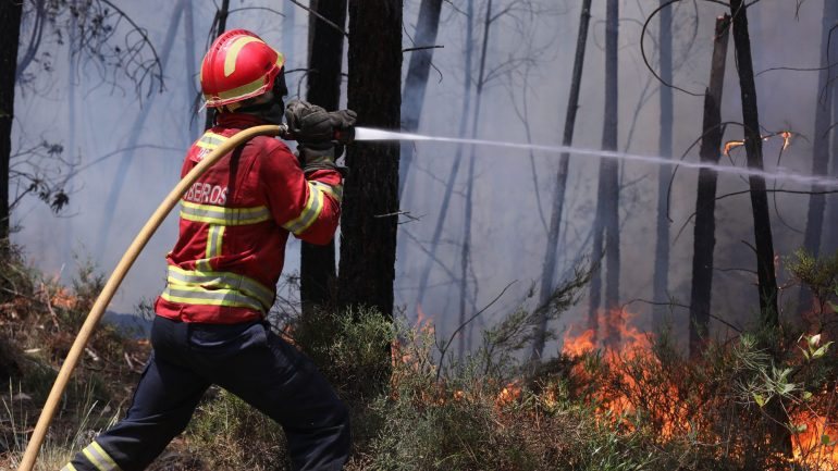 O fogo em Alijó foi controlado mas uma localidade próxima, Vila Chã, teve que ser evacuada