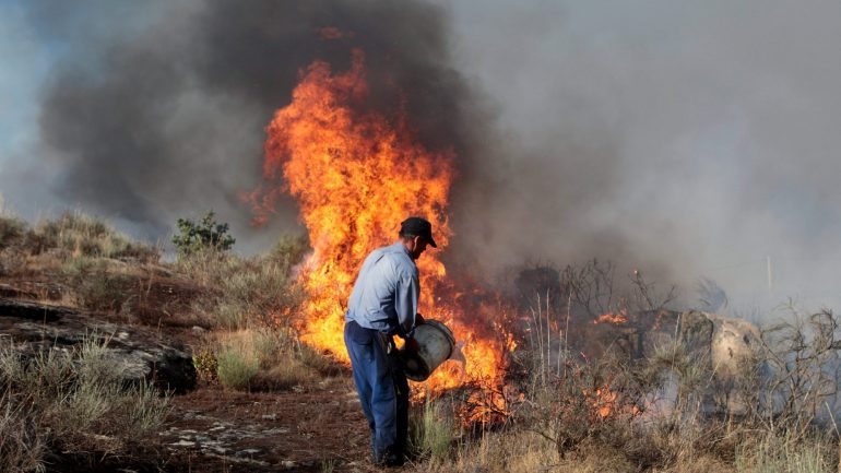 O incêndio, que consome uma zona florestal na freguesia de Vidais, começou pelas 14h17