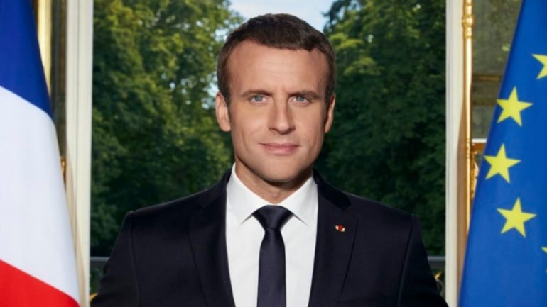 Na fotografia de Emmanuel Macron está um telemóvel, símbolo da modernidade