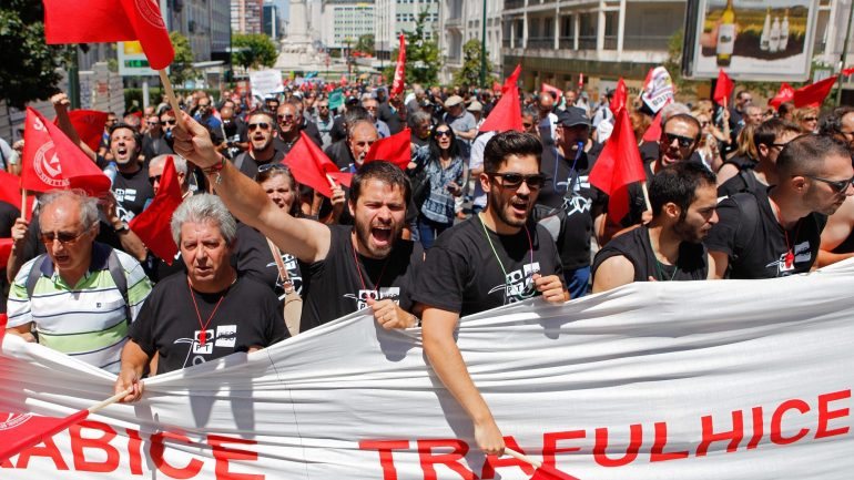 2000 trabalhadores da PT/MEO marcham de Picoas até à residência do primeiro-ministro