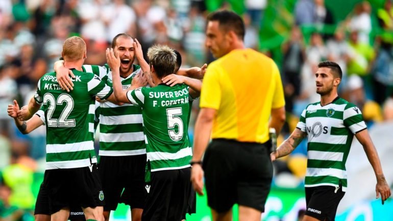 Bas Dost celebra com Mathieu e Coentrão o segundo golo do Sporting, após canto de Acuña