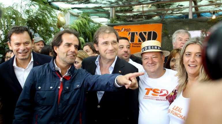 Pedro Passos Coelho está no Chão da Lagoa acompanhado pelo ex-líder parlamentar Luís Montenegro e pelo secretário-geral do partido, Matos Rosa