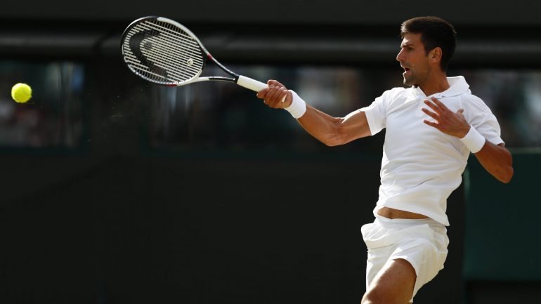 O médico afirmou que Djokovic não poderá treinar com raquete, contudo deve continuar a &quot;trabalhar outros aspetos&quot;