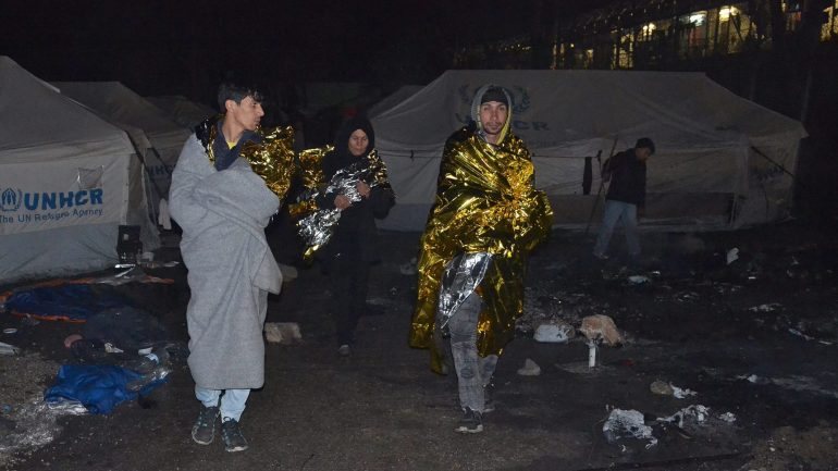 Os recém-chegados à ilha estão a ser encaminhados para o acampamento de refugiados de Moria