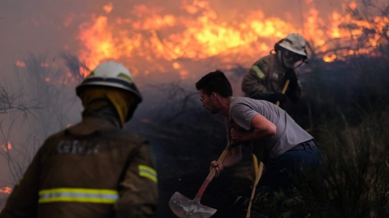O incêndio que teve início na Sertã e se estendeu a Mação e Proença-a-Nova é o que continua a merecer maior preocupação