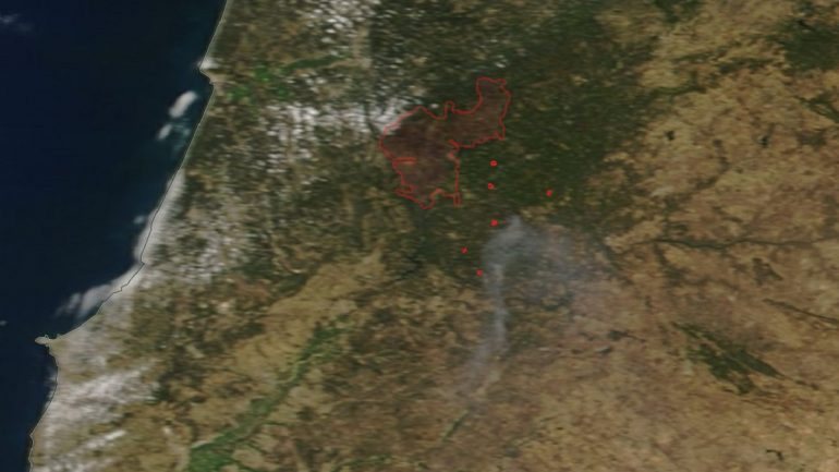 A vermelho está assinalada a área ardida no incêndio de Pedrógão Grande. Os pontos sinalizam os diferentes incêndios em curso