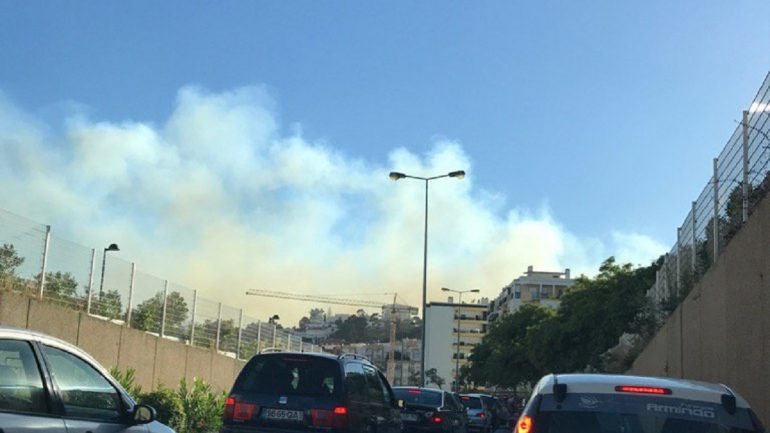 Uma fotografia publicada no Twitter dá conta da coluna de fumo do incêndio em Setúbal