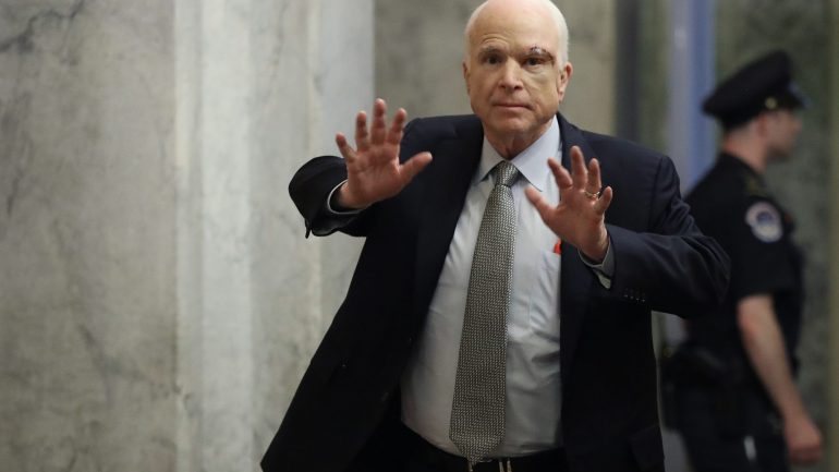 McCain explicou que votou contra porque a proposta &quot;ficou aquém da nossa promessa de revogar e substituir o Obamacare&quot;
