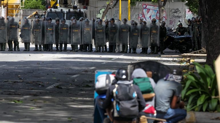 Os venezuelanos têm recorrido às redes sociais para divulgar vídeos denunciando alegados abusos das forças de segurança