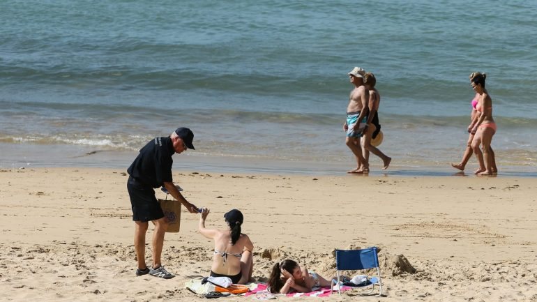 A interdição a banhos na Praia dos Salgados foi decidida na terça-feira pela delegada de Saúde do Algarve