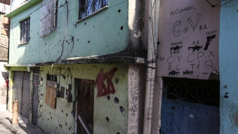 O cenário de guerra deixado após uma troca de tiros entre traficantes e autoridades na Favela do Alemão, no Rio de Janeiro, no início deste ano.