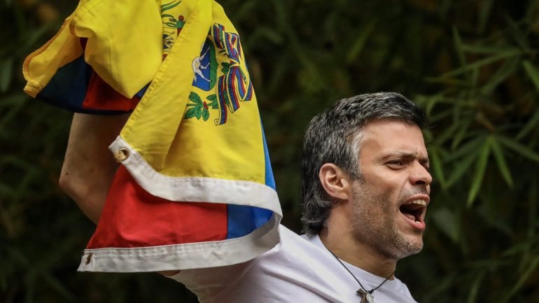 Leopoldo López tinha sido libertado há menos de um mês e encontrava-se em prisão domiciliária