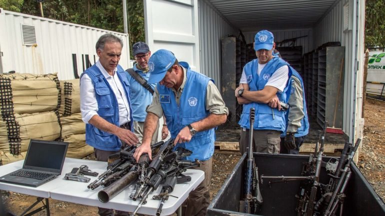 Cerca de sete mil membros das FARC, a maior guerrilha colombiana, concluíram no final de junho passado a fase de deposição de armas