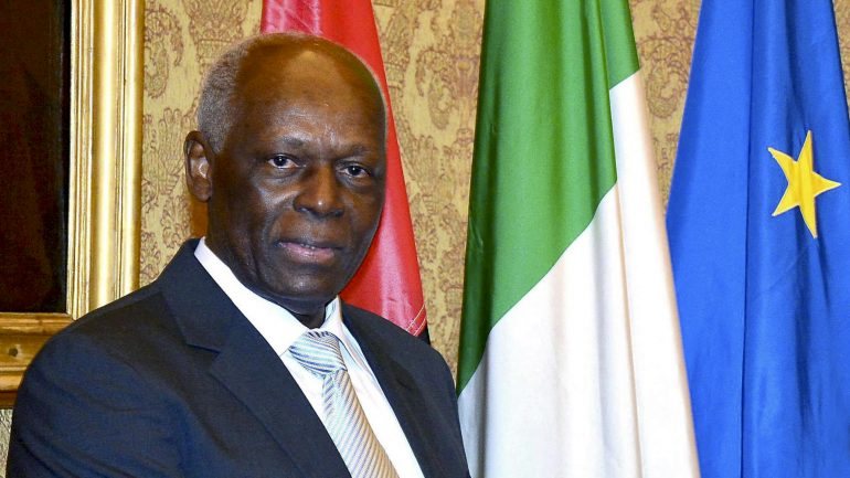 José Eduardo dos Santos, agora com 74 anos, liderou o país durante a guerra civil e deixou Angola no topo dos maiores produtores de petróleo em África