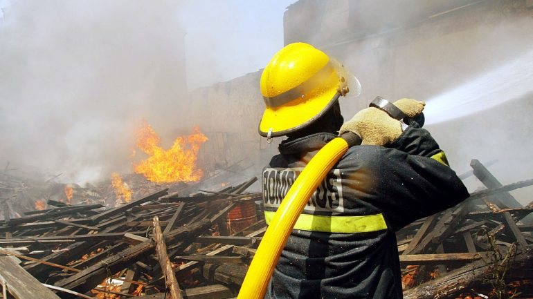 Pelas 13h00,  o incêndio mobilizava 38 homens e 11 viaturas