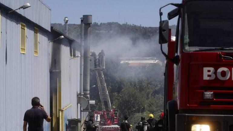 O autarca acrescentou que quando o fogo deflagrou, às 12h10, na fábrica estavam a trabalhar cerca de 20 pessoas, que foram todas retiradas