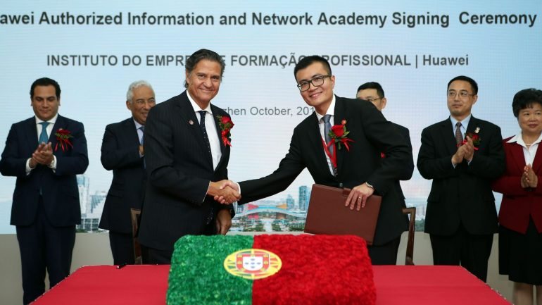 O embaixador de Portugal em Pequim em representação do IEFP durante a assinatura de um protocolo com a Huawei, durante a visita ao campus-sede da Huawei