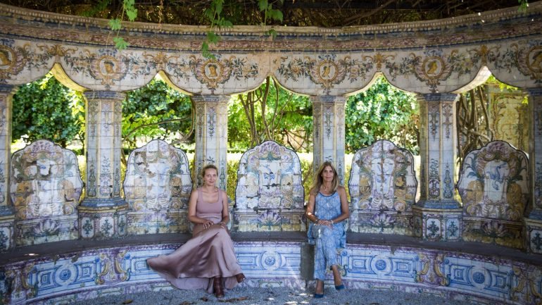 Xana Nunes e Rosa Mello do Rego, as mentoras da XN Concierge, no jardim do Colégio Manuel Bernardes, no Lumiar, um dos segredos mais bem guardados de Lisboa.