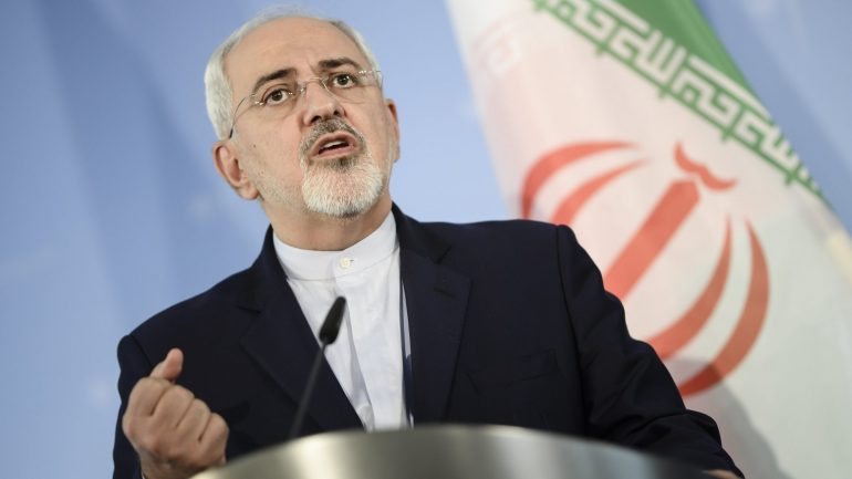 O chefe da diplomacia iraniana insistiu que a administração dos EUA está a tentar impedir que o Irão beneficie do conteúdo do acordo