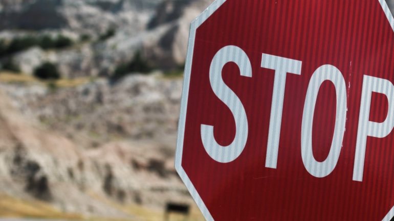 Segundo o estudo agora divulgado, um Stop pode ser &quot;transformado&quot; num sinal de limite máximo de velocidade de 72 km/h e o &quot;cérebro&quot; do carro autónomo assume como correcta a indicação de velocidade e não a obrigatoriedade de paragem