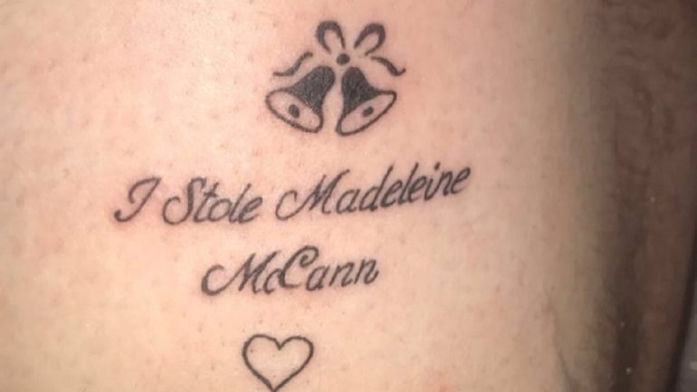 Uma das tatuagens em questão, que lê &quot;Eu roubei Madeleine McCann&quot;
